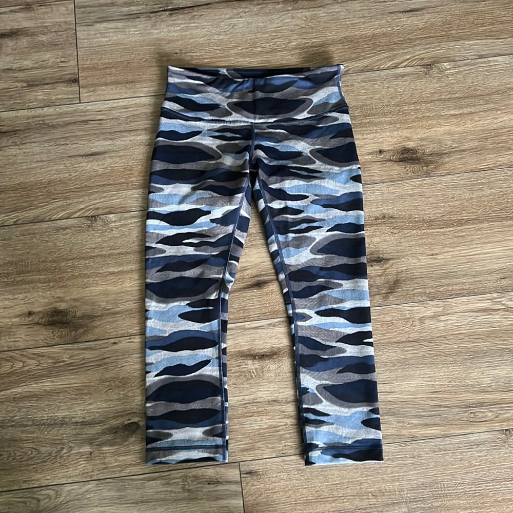 Lululemon cropped leggings in blue and gray army print